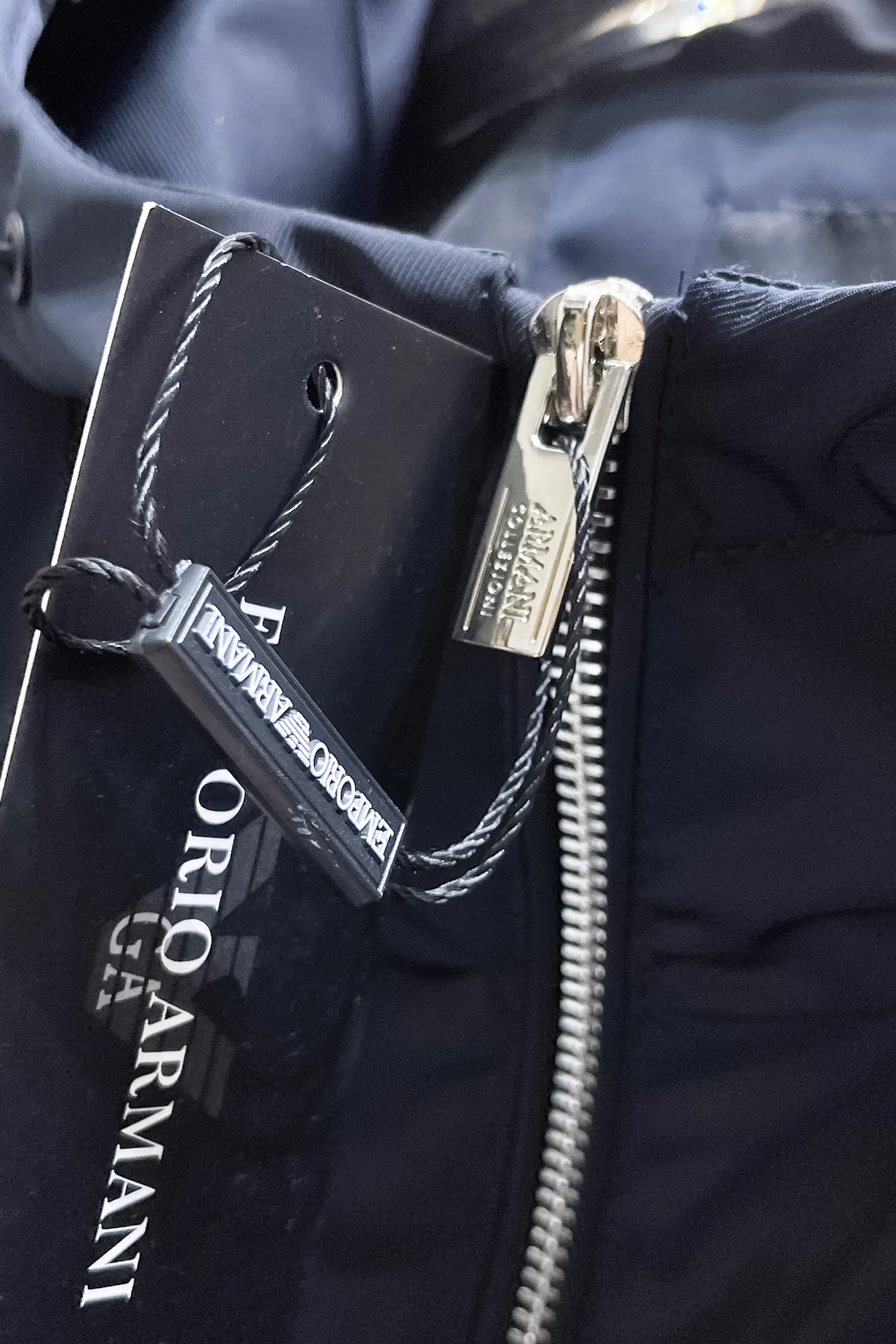 Armani official website Same Style, complete with three labels, on sale in advance. 2026 Autumn and Winter New Arrival men's jacket, Original with complete three labels, Premium version. Custom-made fabrics at the counter. Breathable, high comfort, impeccable details, brand element design concept, reflecting high quality. It feels delicate and soft, presents a casual cut, and has a great upper body shape. Sizes: M～3XL,